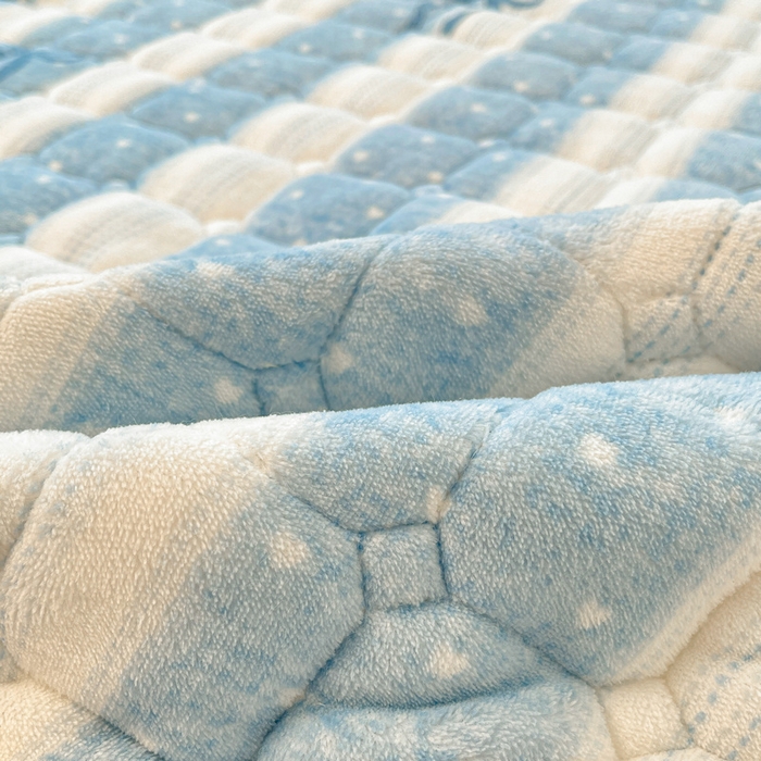 91家纺网 家纺一手货源 找家纺 梵朴 2025新款牛奶绒夹棉床垫床褥加厚珊瑚绒床护垫-印花系列（大床图） 爱心蝴蝶结蓝