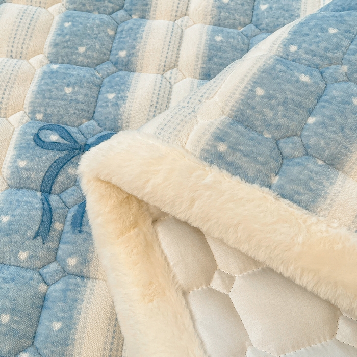 91家纺网 家纺一手货源 找家纺 梵朴 2025新款牛奶绒夹棉床垫床褥加厚珊瑚绒床护垫-印花系列（大床图） 爱心蝴蝶结蓝