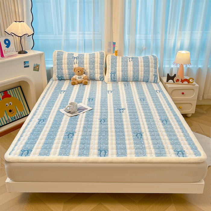 91家纺网 家纺一手货源 找家纺 梵朴 2025新款牛奶绒夹棉床垫床褥加厚珊瑚绒床护垫-印花系列（大床图） 爱心蝴蝶结蓝