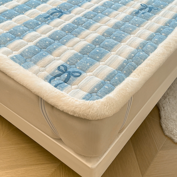 91家纺网 家纺一手货源 找家纺 梵朴 2025新款牛奶绒夹棉床垫床褥加厚珊瑚绒床护垫-印花系列（大床图） 爱心蝴蝶结蓝