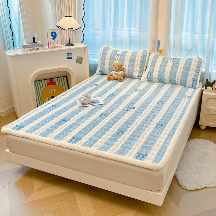 91家纺网 家纺一手货源 找家纺 梵朴 2025新款牛奶绒夹棉床垫床褥加厚珊瑚绒床护垫-印花系列（大床图） 爱心蝴蝶结蓝