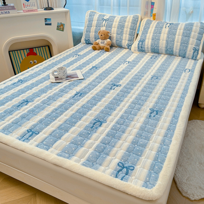 91家纺网 家纺一手货源 找家纺 梵朴 2025新款牛奶绒夹棉床垫床褥加厚珊瑚绒床护垫-印花系列（大床图） 爱心蝴蝶结蓝