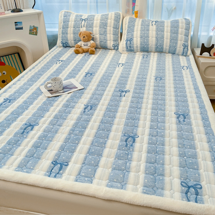 91家纺网 家纺一手货源 找家纺 梵朴 2025新款牛奶绒夹棉床垫床褥加厚珊瑚绒床护垫-印花系列（大床图） 爱心蝴蝶结蓝