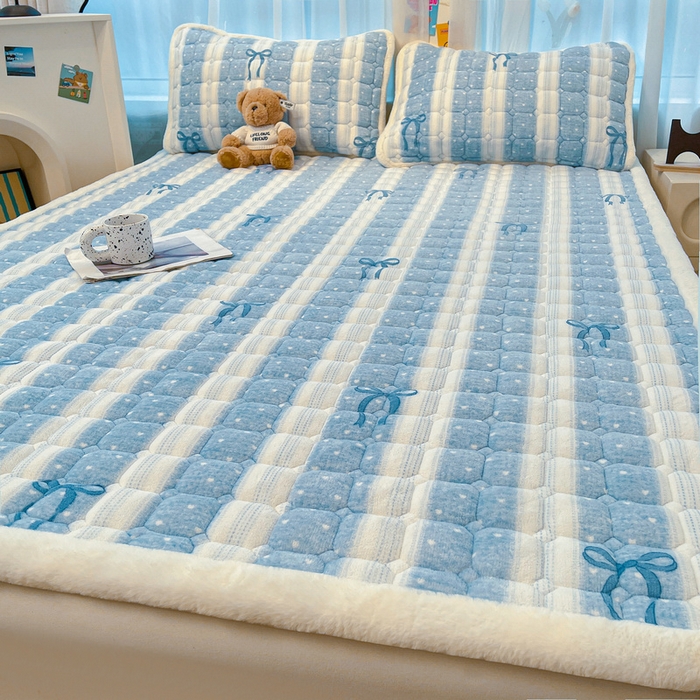 91家纺网 家纺一手货源 找家纺 梵朴 2025新款牛奶绒夹棉床垫床褥加厚珊瑚绒床护垫-印花系列（大床图） 爱心蝴蝶结蓝