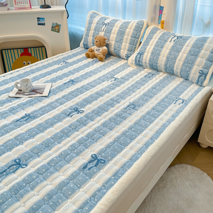 91家纺网 家纺一手货源 找家纺 梵朴 2025新款牛奶绒夹棉床垫床褥加厚珊瑚绒床护垫-印花系列（大床图） 爱心蝴蝶结蓝