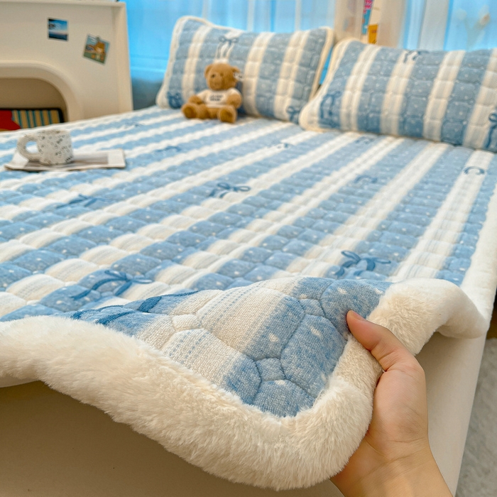 91家纺网 家纺一手货源 找家纺 梵朴 2025新款牛奶绒夹棉床垫床褥加厚珊瑚绒床护垫-印花系列（大床图） 爱心蝴蝶结蓝