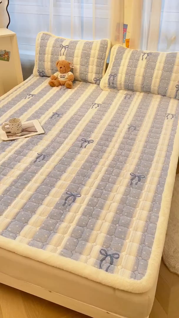 91家纺网 家纺一手货源 找家纺 梵朴 2025新款牛奶绒夹棉床垫床褥加厚珊瑚绒床护垫-印花系列（大床图） 爱心蝴蝶结蓝