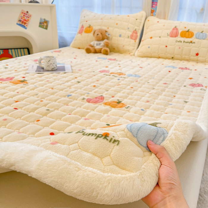 91家纺网 家纺一手货源 找家纺 梵朴 2025新款牛奶绒夹棉床垫床褥加厚珊瑚绒床护垫-印花系列（大床图） 波点南瓜