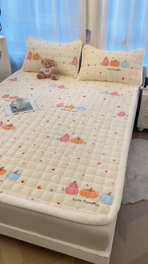 91家纺网 家纺一手货源 找家纺 梵朴 2025新款牛奶绒夹棉床垫床褥加厚珊瑚绒床护垫-印花系列（大床图） 波点南瓜