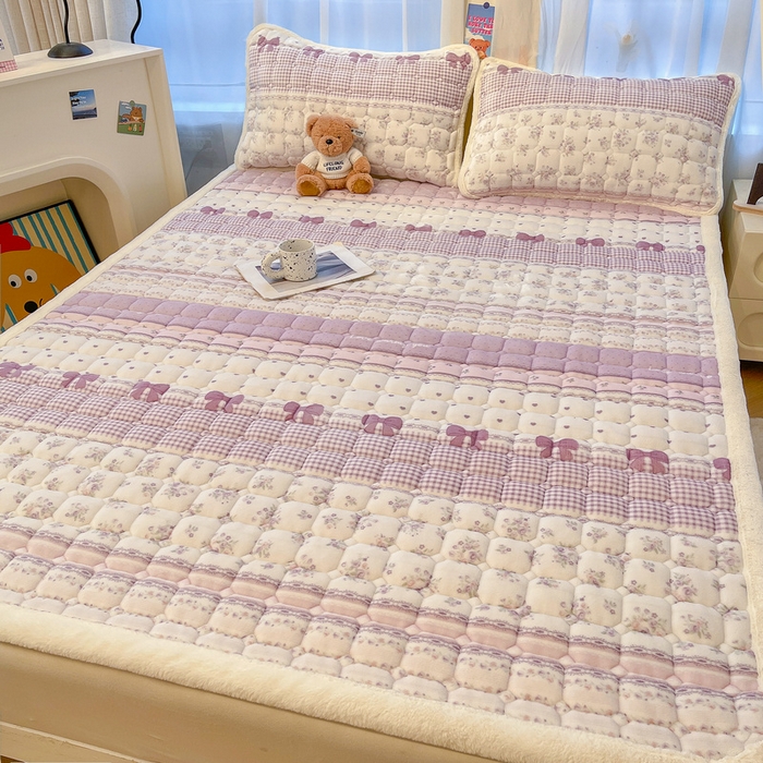 91家纺网 家纺一手货源 找家纺 梵朴 2025新款牛奶绒夹棉床垫床褥加厚珊瑚绒床护垫-印花系列（大床图） 花漾年华