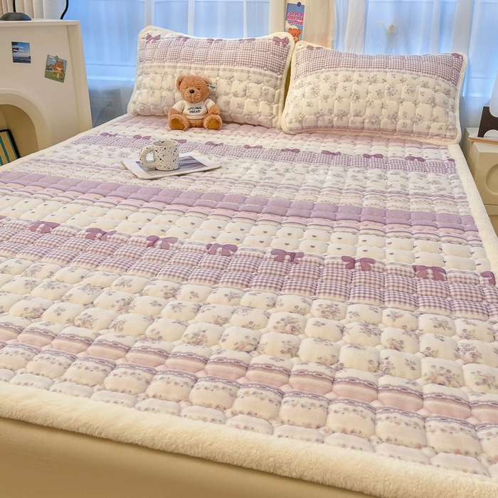 91家纺网 家纺一手货源 找家纺 梵朴 2025新款牛奶绒夹棉床垫床褥加厚珊瑚绒床护垫-印花系列（大床图） 花漾年华