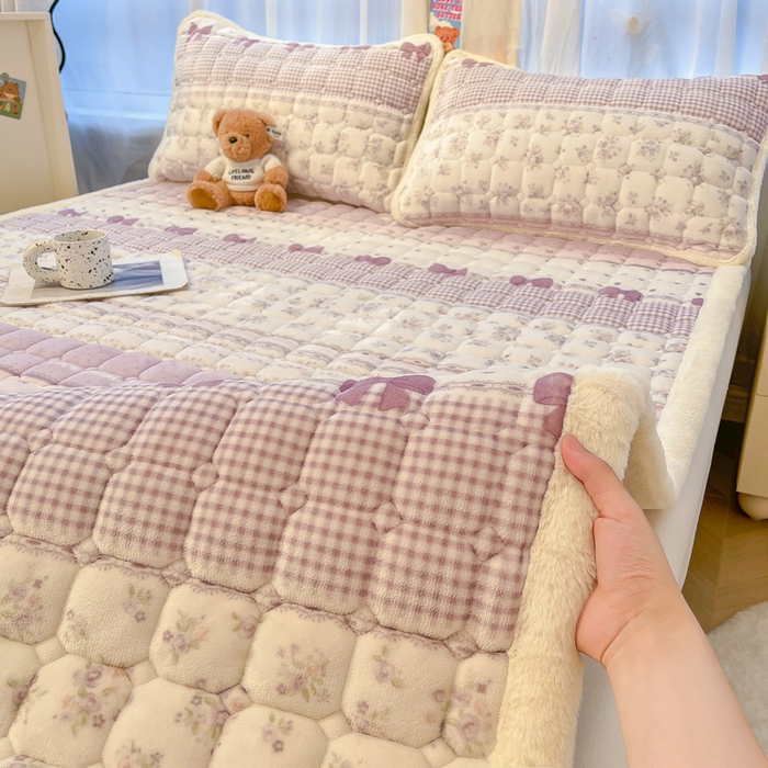 91家纺网 家纺一手货源 找家纺 梵朴 2025新款牛奶绒夹棉床垫床褥加厚珊瑚绒床护垫-印花系列（大床图） 花漾年华