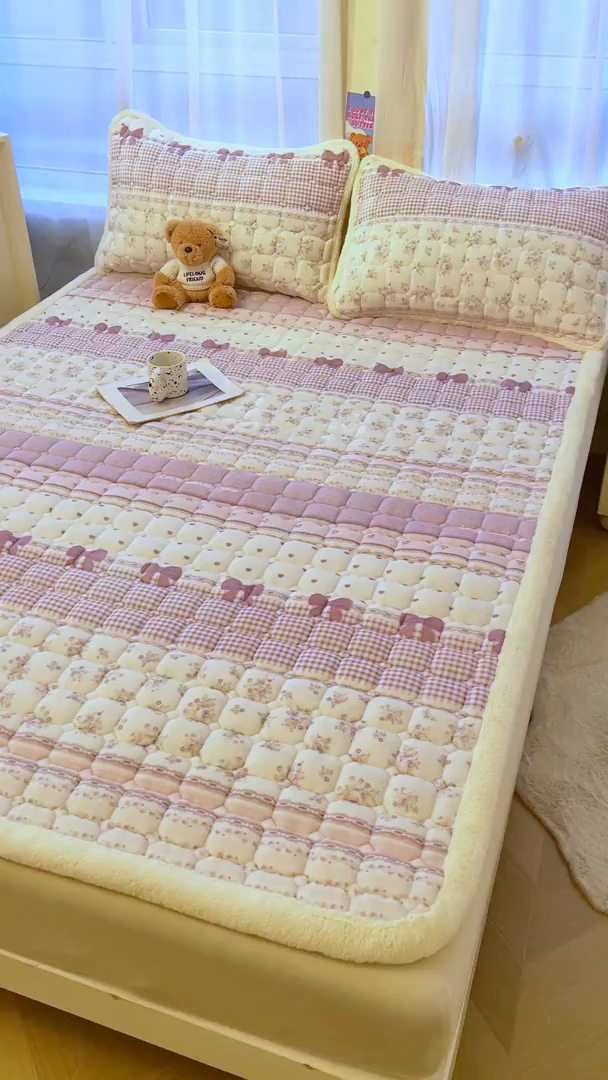 91家纺网 家纺一手货源 找家纺 梵朴 2025新款牛奶绒夹棉床垫床褥加厚珊瑚绒床护垫-印花系列（大床图） 花漾年华