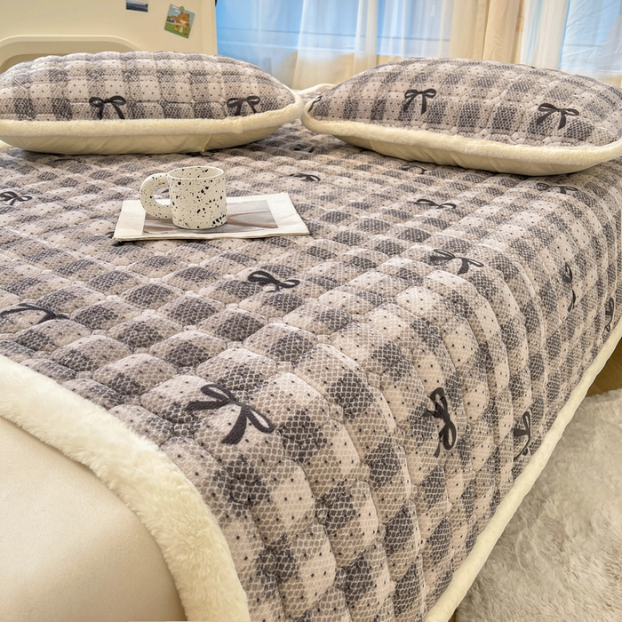 91家纺网 家纺一手货源 找家纺 梵朴 2025新款牛奶绒夹棉床垫床褥加厚珊瑚绒床护垫-印花系列（大床图） 简约蝴蝶结