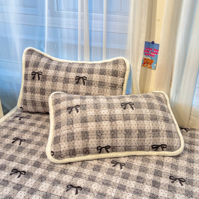 91家纺网 家纺一手货源 找家纺 梵朴 2025新款牛奶绒夹棉床垫床褥加厚珊瑚绒床护垫-印花系列（大床图） 简约蝴蝶结