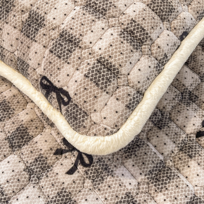 91家纺网 家纺一手货源 找家纺 梵朴 2025新款牛奶绒夹棉床垫床褥加厚珊瑚绒床护垫-印花系列（大床图） 简约蝴蝶结