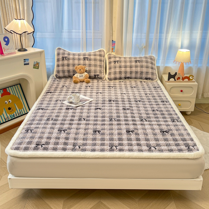 91家纺网 家纺一手货源 找家纺 梵朴 2025新款牛奶绒夹棉床垫床褥加厚珊瑚绒床护垫-印花系列（大床图） 简约蝴蝶结