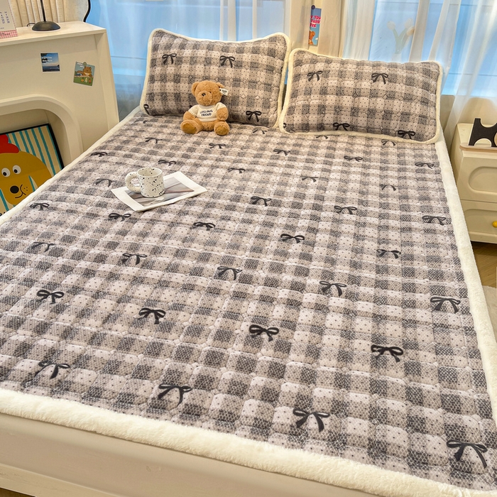 91家纺网 家纺一手货源 找家纺 梵朴 2025新款牛奶绒夹棉床垫床褥加厚珊瑚绒床护垫-印花系列（大床图） 简约蝴蝶结