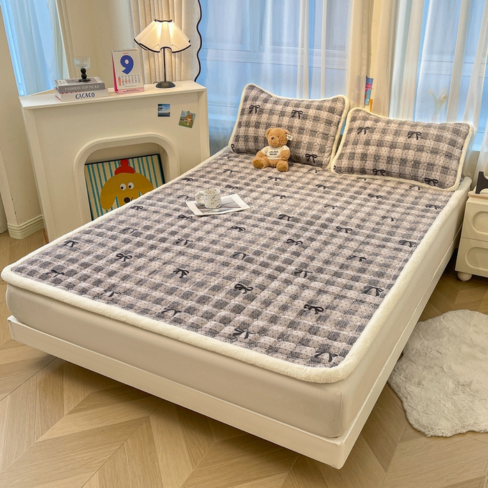 91家纺网 家纺一手货源 找家纺 梵朴 2025新款牛奶绒夹棉床垫床褥加厚珊瑚绒床护垫-印花系列（大床图） 简约蝴蝶结