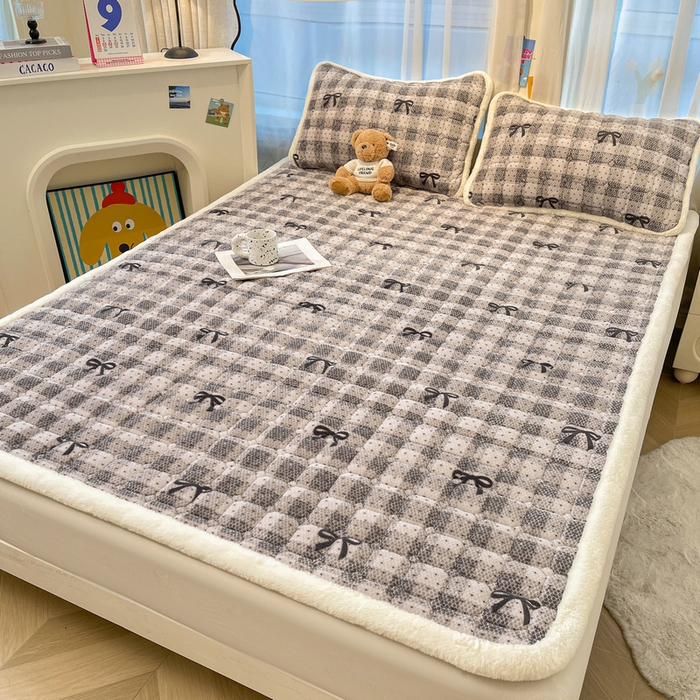 91家纺网 家纺一手货源 找家纺 梵朴 2025新款牛奶绒夹棉床垫床褥加厚珊瑚绒床护垫-印花系列（大床图） 简约蝴蝶结