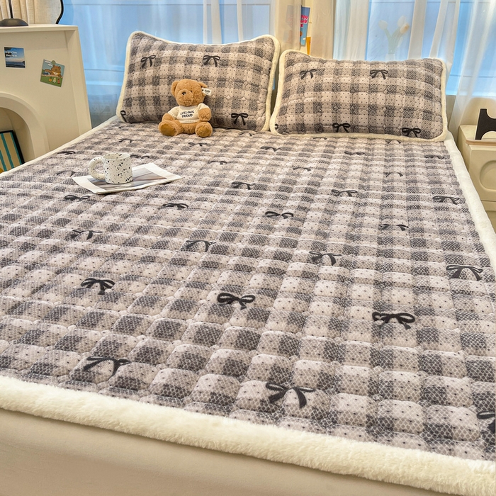 91家纺网 家纺一手货源 找家纺 梵朴 2025新款牛奶绒夹棉床垫床褥加厚珊瑚绒床护垫-印花系列（大床图） 简约蝴蝶结