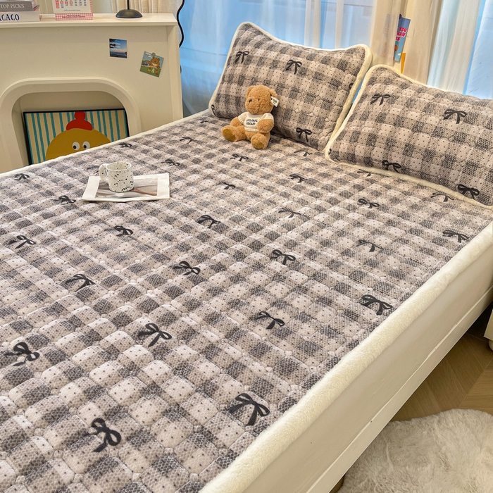 91家纺网 家纺一手货源 找家纺 梵朴 2025新款牛奶绒夹棉床垫床褥加厚珊瑚绒床护垫-印花系列（大床图） 简约蝴蝶结