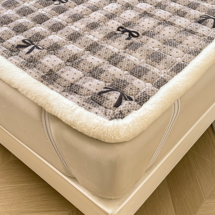 91家纺网 家纺一手货源 找家纺 梵朴 2025新款牛奶绒夹棉床垫床褥加厚珊瑚绒床护垫-印花系列（大床图） 简约蝴蝶结