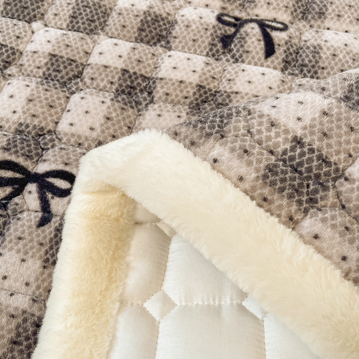 91家纺网 家纺一手货源 找家纺 梵朴 2025新款牛奶绒夹棉床垫床褥加厚珊瑚绒床护垫-印花系列（大床图） 简约蝴蝶结