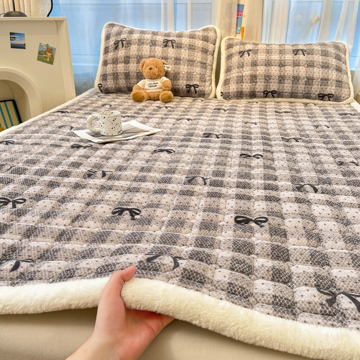 91家纺网 家纺一手货源 找家纺 梵朴 2025新款牛奶绒夹棉床垫床褥加厚珊瑚绒床护垫-印花系列（大床图） 简约蝴蝶结