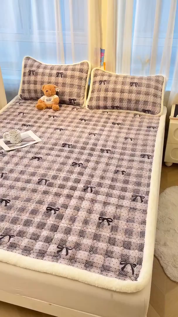 91家纺网 家纺一手货源 找家纺 梵朴 2025新款牛奶绒夹棉床垫床褥加厚珊瑚绒床护垫-印花系列（大床图） 简约蝴蝶结