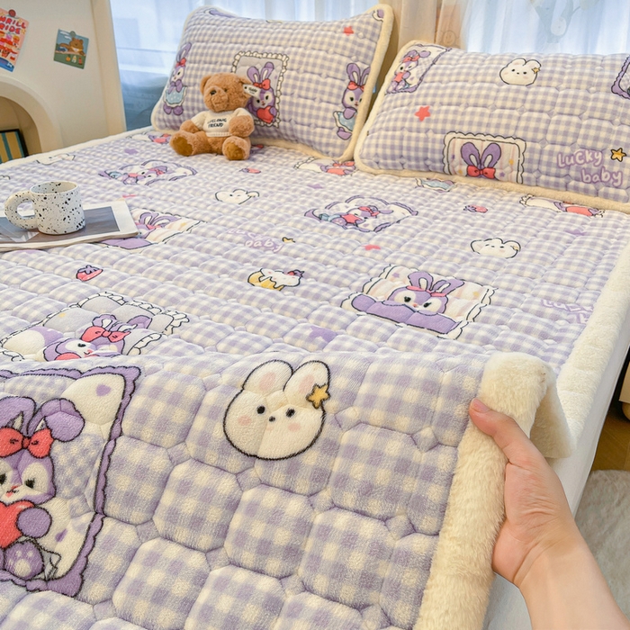 91家纺网 家纺一手货源 找家纺 梵朴 2025新款牛奶绒夹棉床垫床褥加厚珊瑚绒床护垫-印花系列（大床图） 星黛免兔