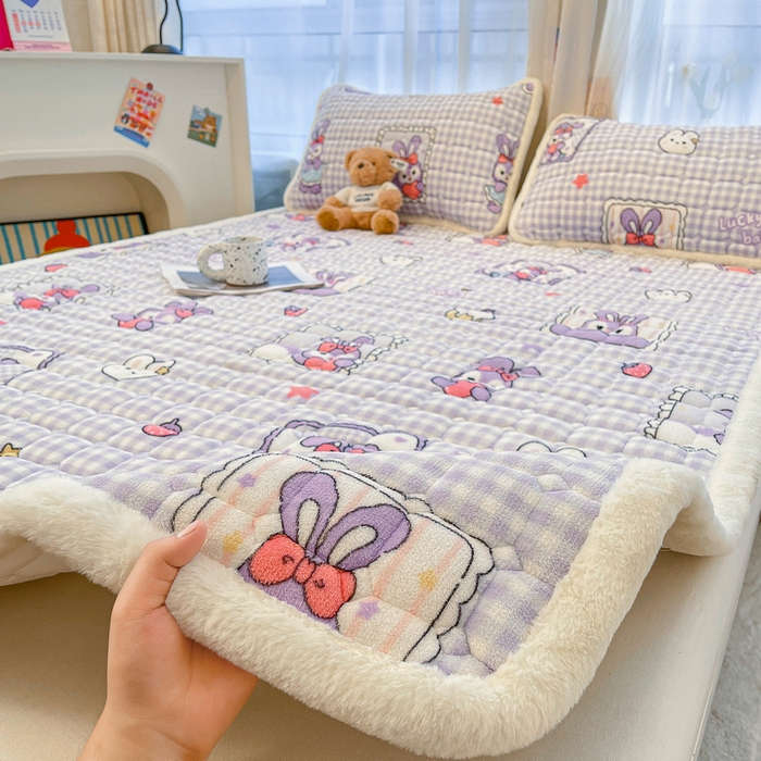 91家纺网 家纺一手货源 找家纺 梵朴 2025新款牛奶绒夹棉床垫床褥加厚珊瑚绒床护垫-印花系列（大床图） 星黛免兔