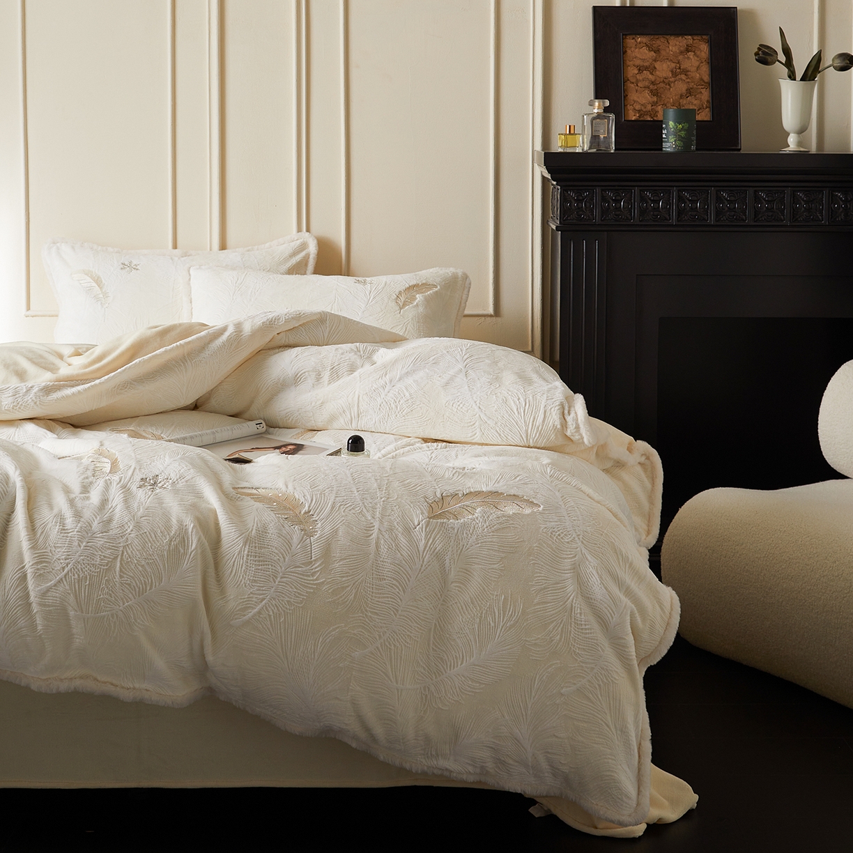 91家纺网 家纺一手货源 找家纺 风向标家纺 2025新款A类立体烂花牛奶绒四件套-羽脉系列（风格一） 轻雕羽脉-米月白