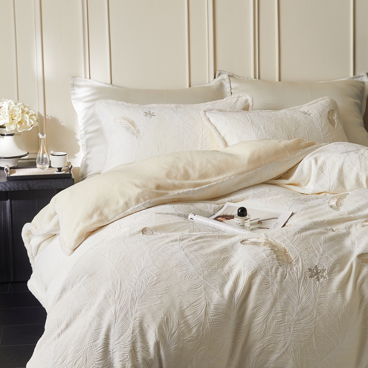 91家纺网 家纺一手货源 找家纺 风向标家纺 2025新款A类立体烂花牛奶绒四件套-羽脉系列（风格一） 轻雕羽脉-米月白