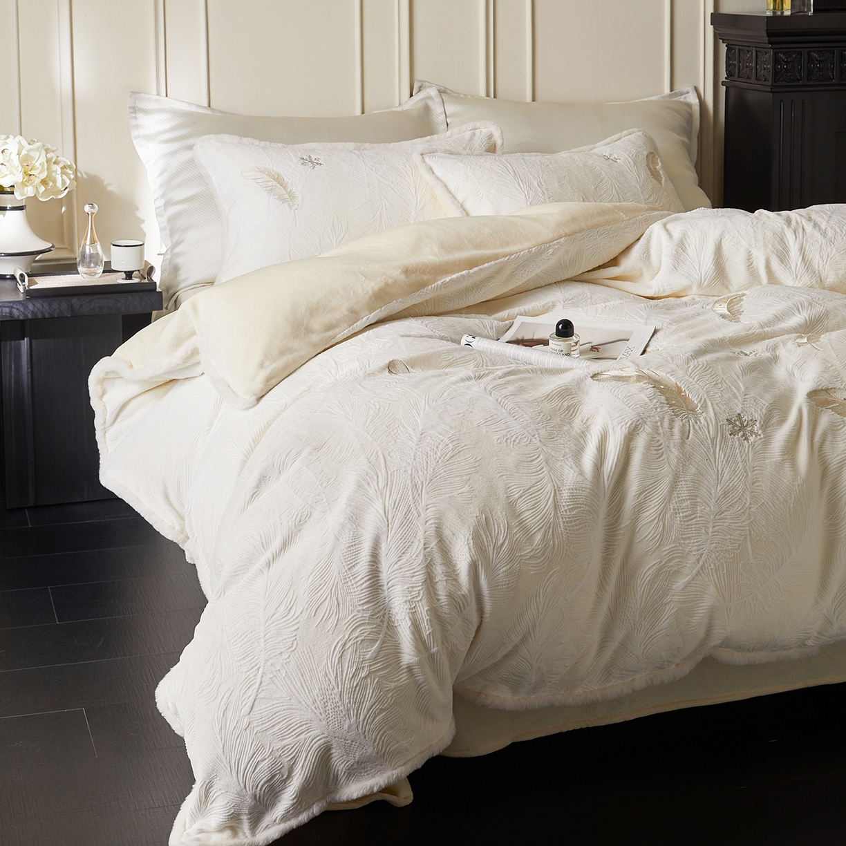 91家纺网 家纺一手货源 找家纺 风向标家纺 2025新款A类立体烂花牛奶绒四件套-羽脉系列（风格一） 轻雕羽脉-米月白