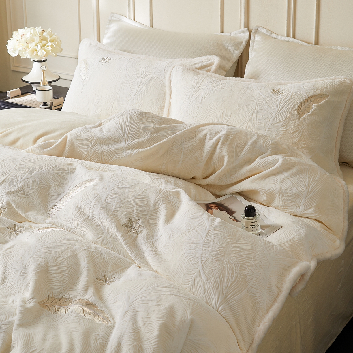 91家纺网 家纺一手货源 找家纺 风向标家纺 2025新款A类立体烂花牛奶绒四件套-羽脉系列（风格一） 轻雕羽脉-米月白