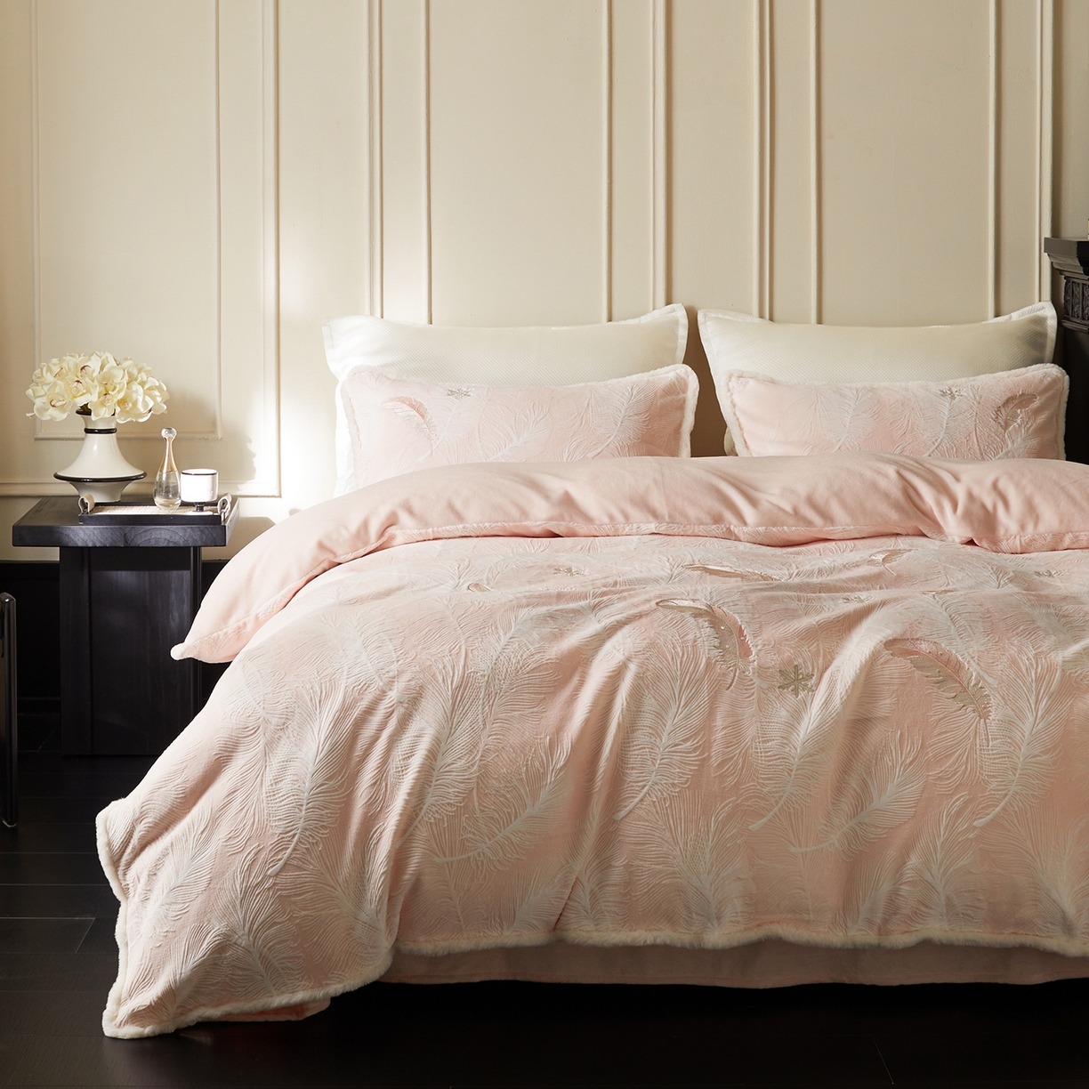 91家纺网 家纺一手货源 找家纺 （总）风向标家纺 2025新款A类立体烂花牛奶绒四件套-羽脉系列（风格一）