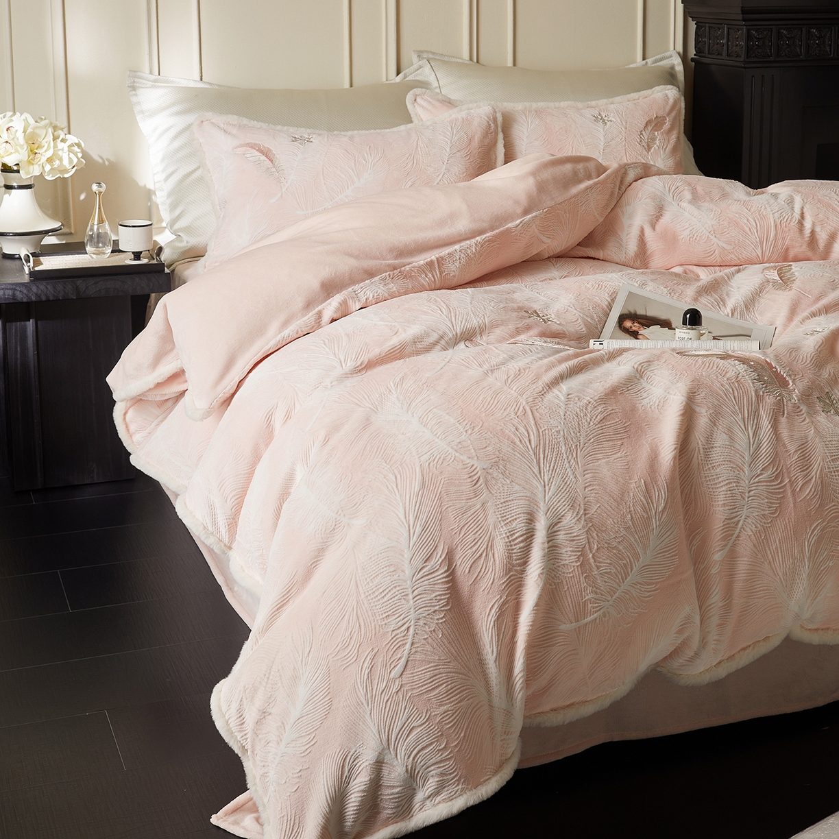 91家纺网 家纺一手货源 找家纺 （总）风向标家纺 2025新款A类立体烂花牛奶绒四件套-羽脉系列（风格一）