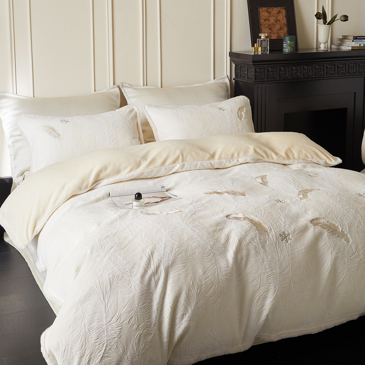风向标家纺 2025新款A类立体烂花牛奶绒四件套-羽脉系列（风格一） 轻雕羽脉-米月白