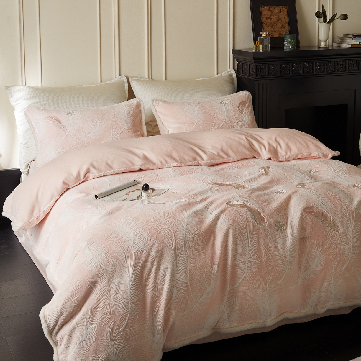 91家纺网 家纺一手货源 找家纺 （总）风向标家纺 2025新款A类立体烂花牛奶绒四件套-羽脉系列（风格一）