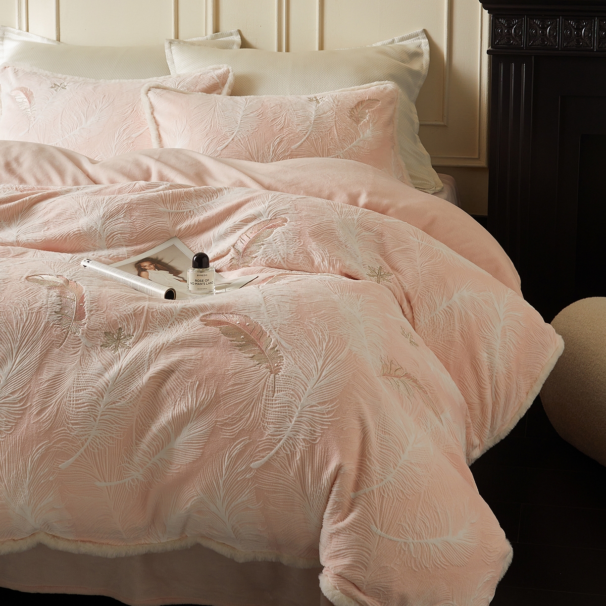 91家纺网 家纺一手货源 找家纺 风向标家纺 2025新款A类立体烂花牛奶绒四件套-羽脉系列（风格一） 轻雕羽脉-豆蔻粉