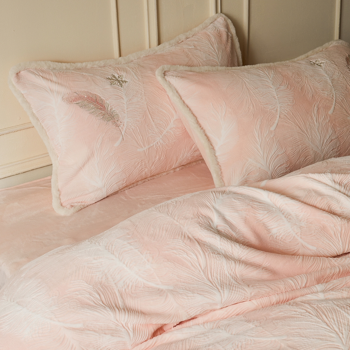 91家纺网 家纺一手货源 找家纺 风向标家纺 2025新款A类立体烂花牛奶绒四件套-羽脉系列（风格一） 轻雕羽脉-豆蔻粉