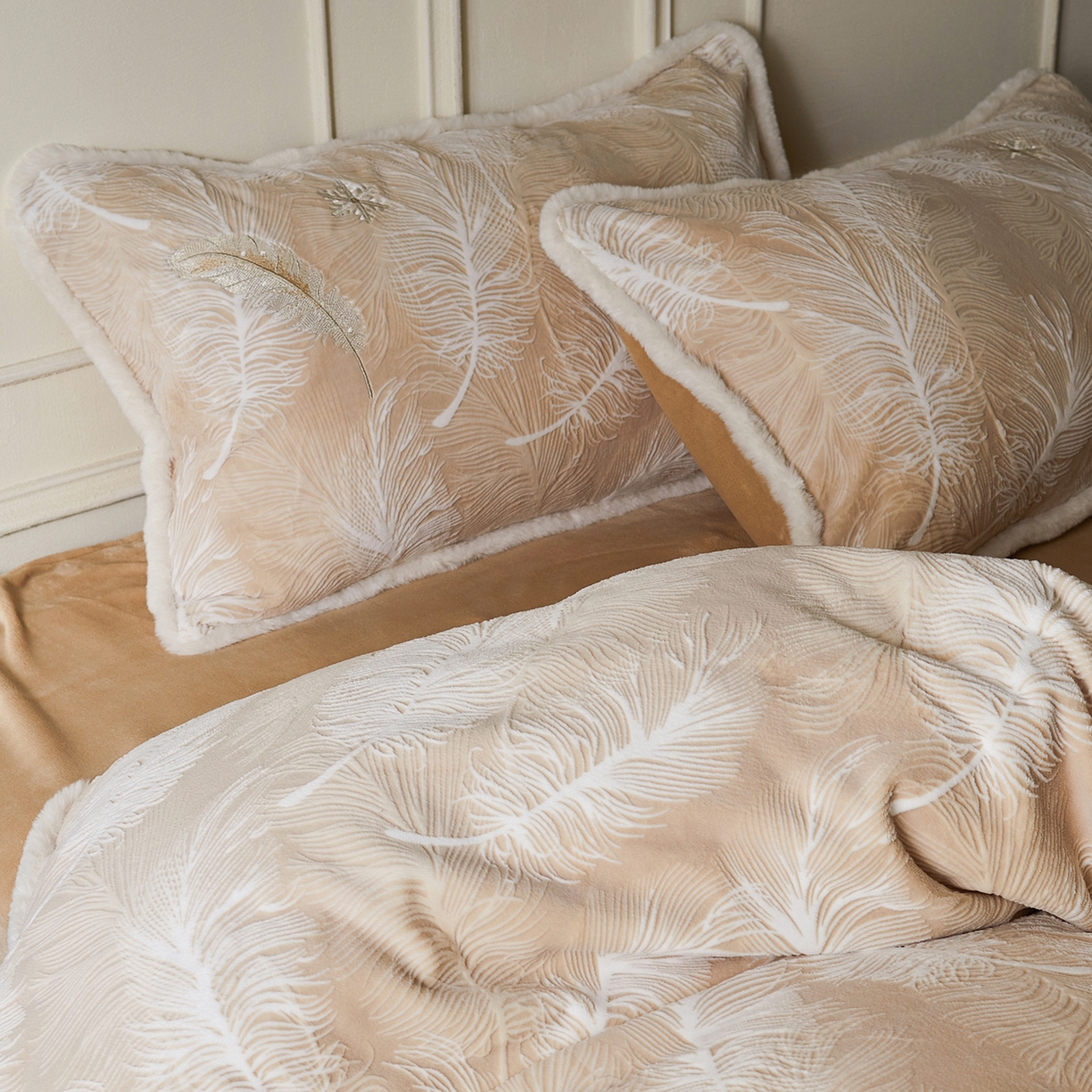 91家纺网 家纺一手货源 找家纺 风向标家纺 2025新款A类立体烂花牛奶绒四件套-羽脉系列（风格一） 轻雕羽脉-慕斯咖