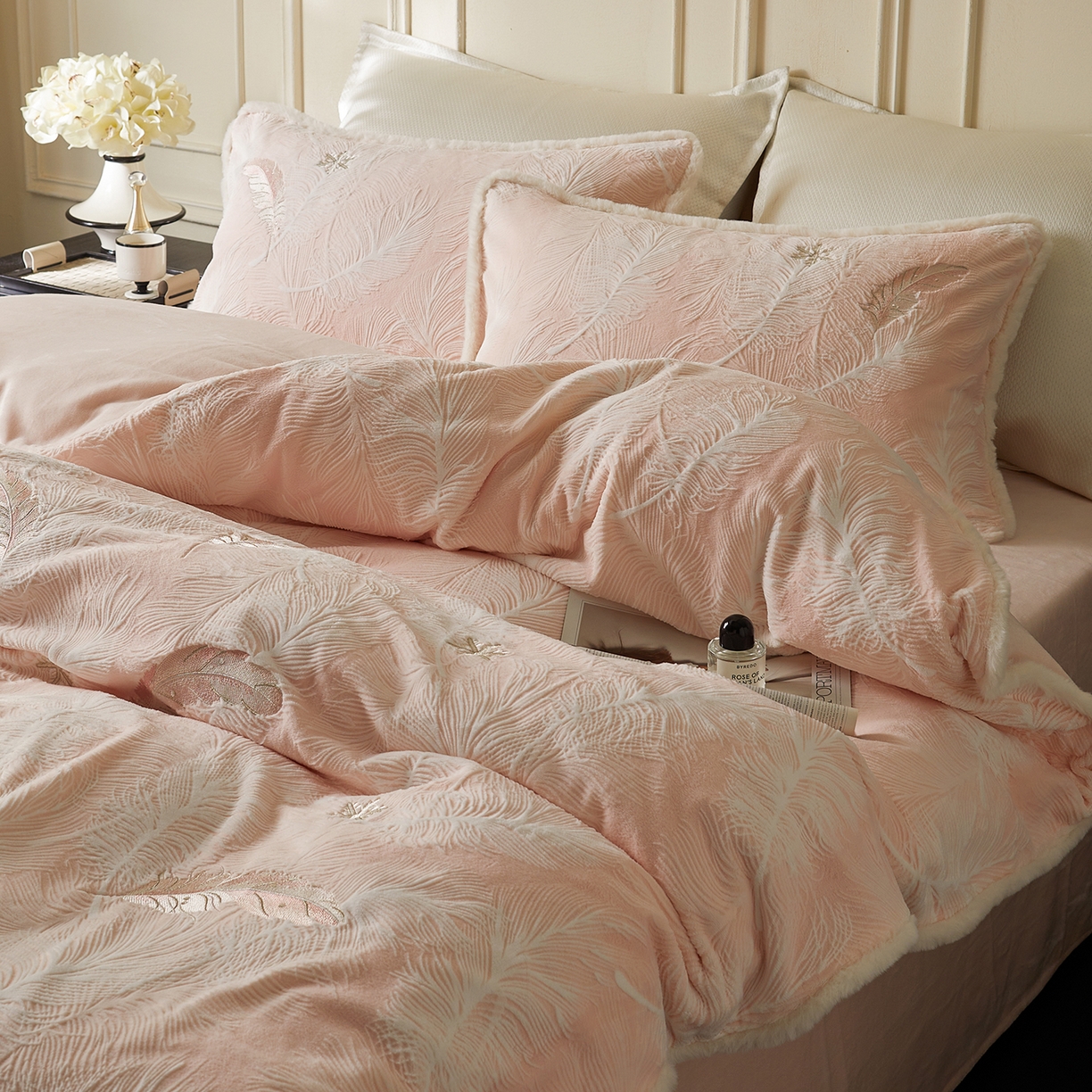 91家纺网 家纺一手货源 找家纺 风向标家纺 2025新款A类立体烂花牛奶绒四件套-羽脉系列（风格一） 轻雕羽脉-豆蔻粉