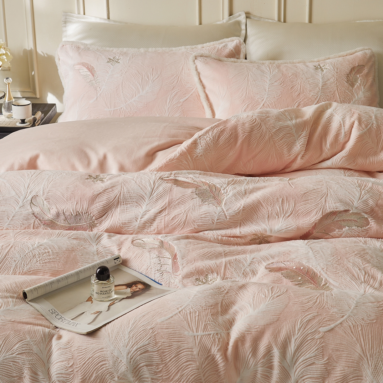 91家纺网 家纺一手货源 找家纺 风向标家纺 2025新款A类立体烂花牛奶绒四件套-羽脉系列（风格一） 轻雕羽脉-豆蔻粉