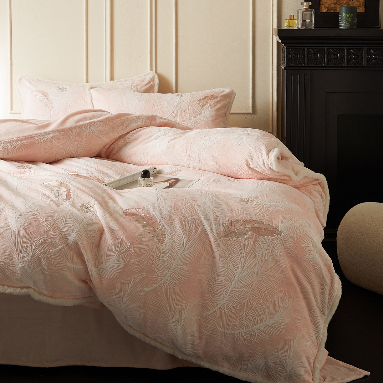 91家纺网 家纺一手货源 找家纺 （总）风向标家纺 2025新款A类立体烂花牛奶绒四件套-羽脉系列（风格一）