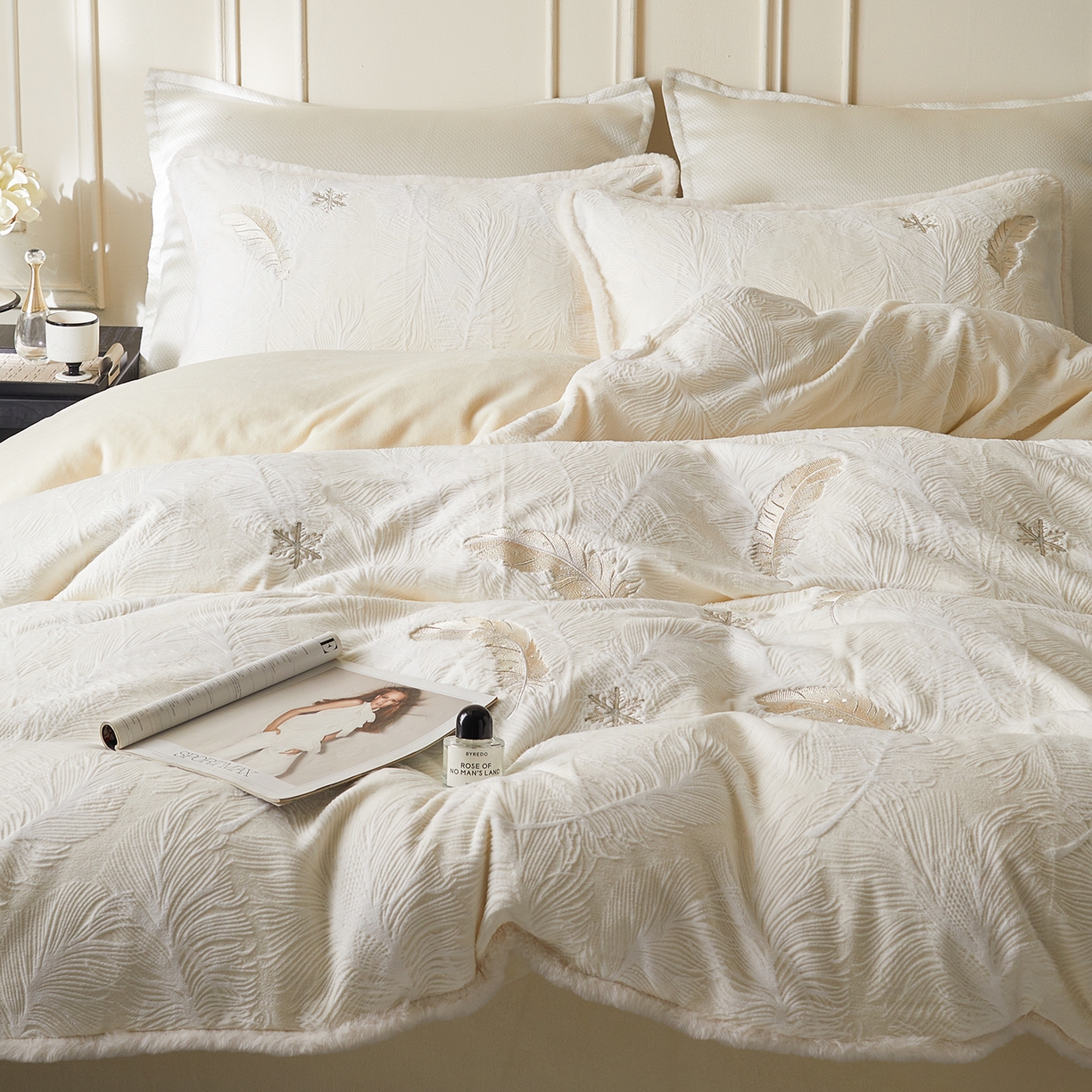 91家纺网 家纺一手货源 找家纺 风向标家纺 2025新款A类立体烂花牛奶绒四件套-羽脉系列（风格一） 轻雕羽脉-米月白