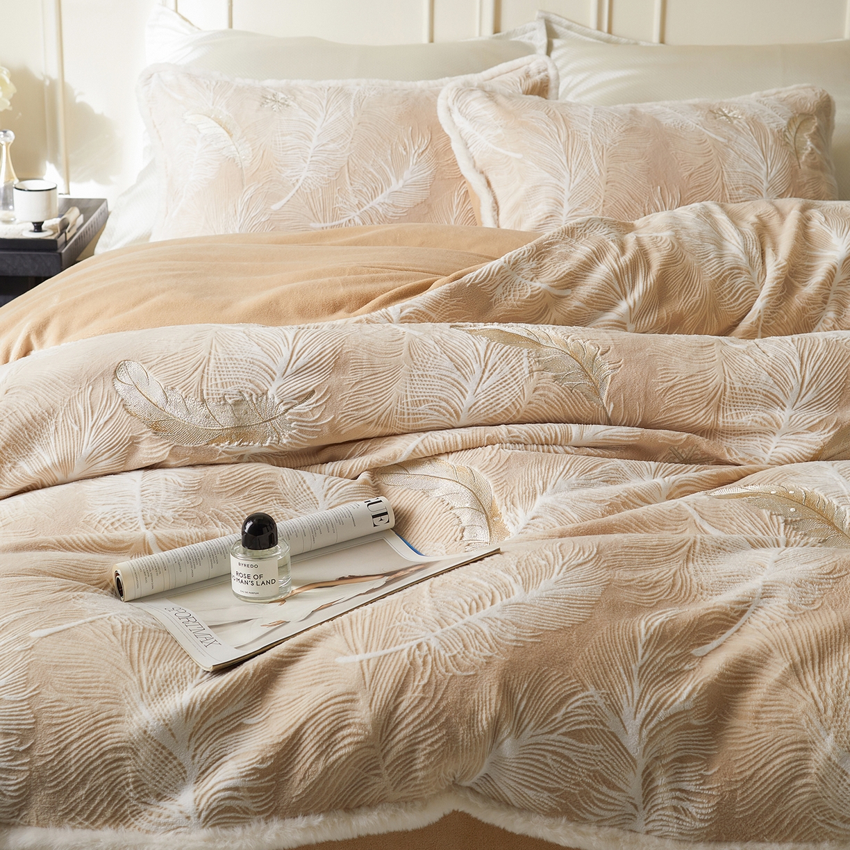 91家纺网 家纺一手货源 找家纺 风向标家纺 2025新款A类立体烂花牛奶绒四件套-羽脉系列（风格一） 轻雕羽脉-慕斯咖