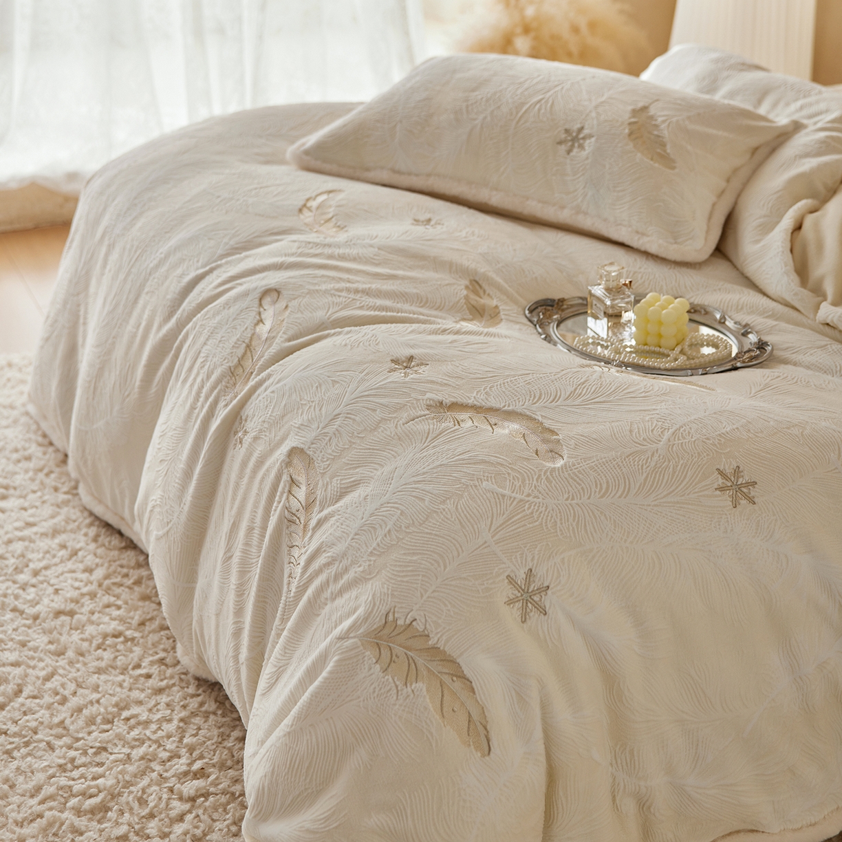 91家纺网 家纺一手货源 找家纺 风向标家纺 2025新款A类立体烂花牛奶绒四件套-羽脉系列（风格二） 轻雕羽脉-米月白
