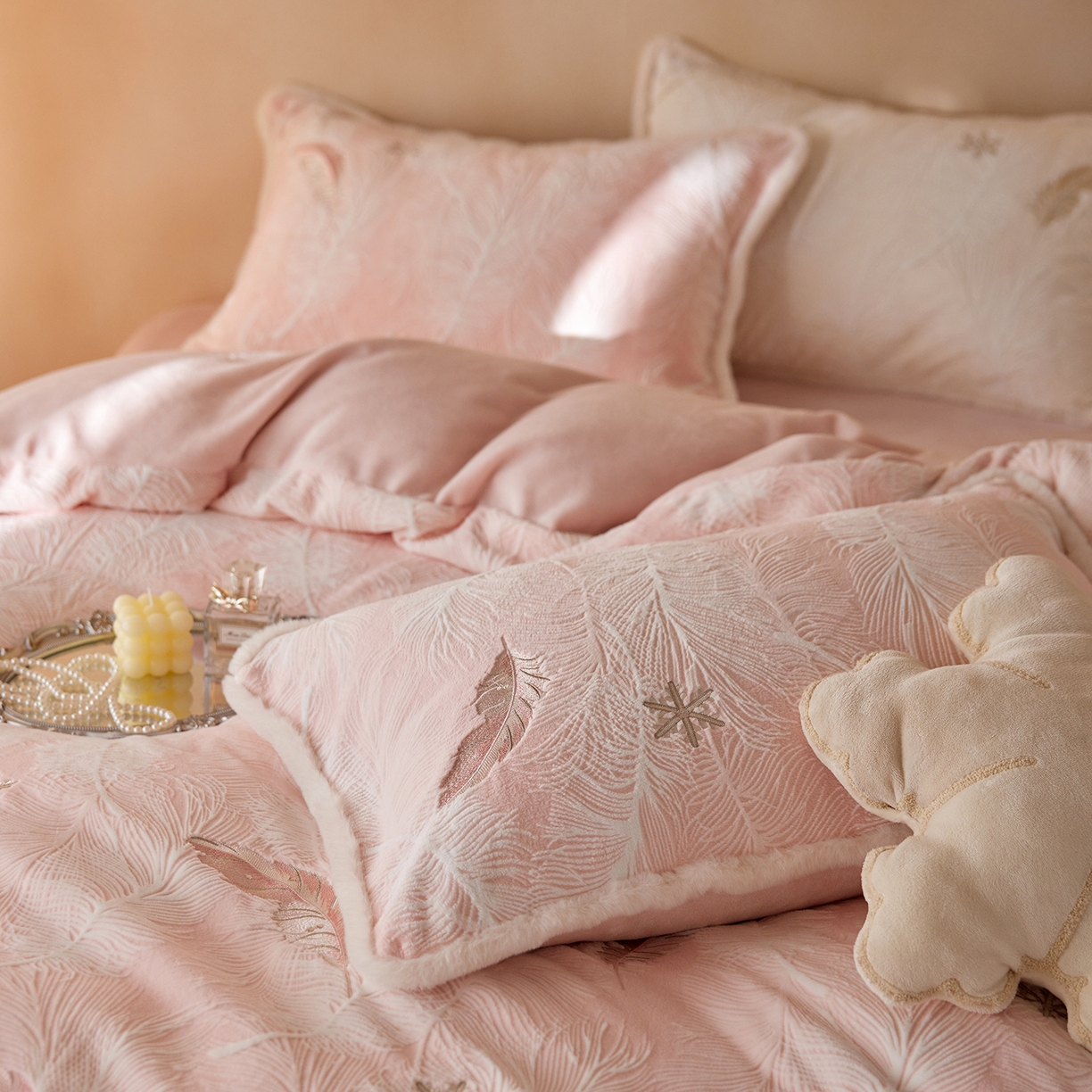 91家纺网 家纺一手货源 找家纺 （总）风向标家纺 2025新款A类立体烂花牛奶绒四件套-羽脉系列（风格二）